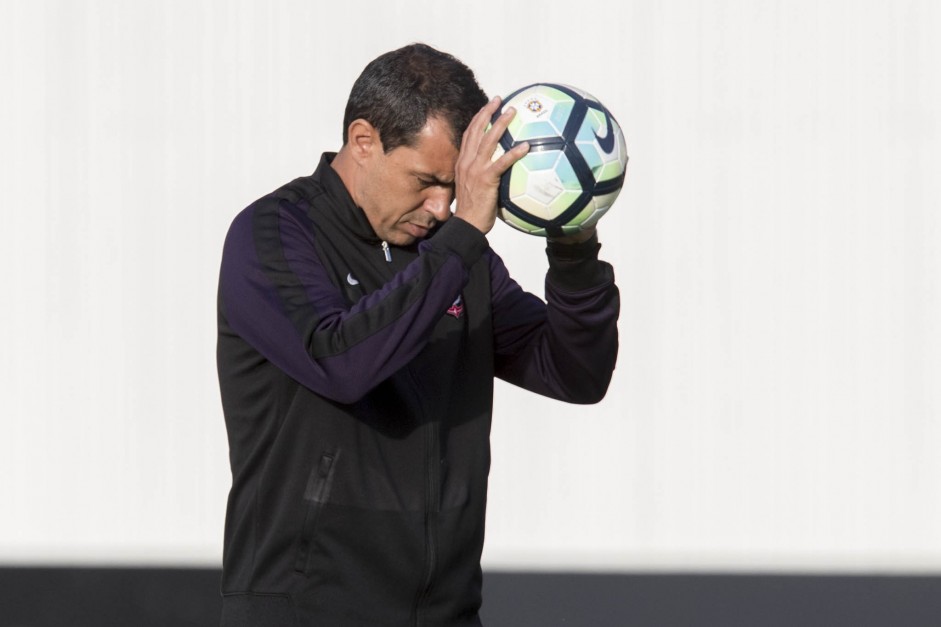 Carille prepara os jogadores para partida decisiva na Copa do Brasil, contra o Internacional