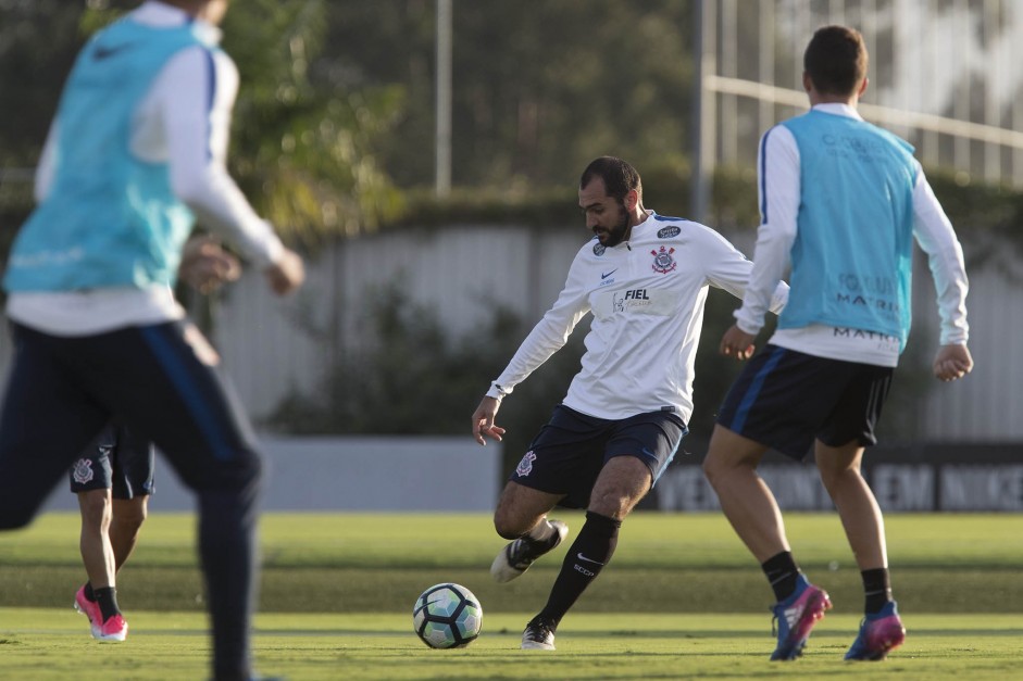 Danilo j treina com bola aps perodo fora por leso