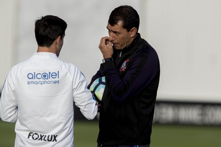 Fagner e Carille conversam durante treino no CT