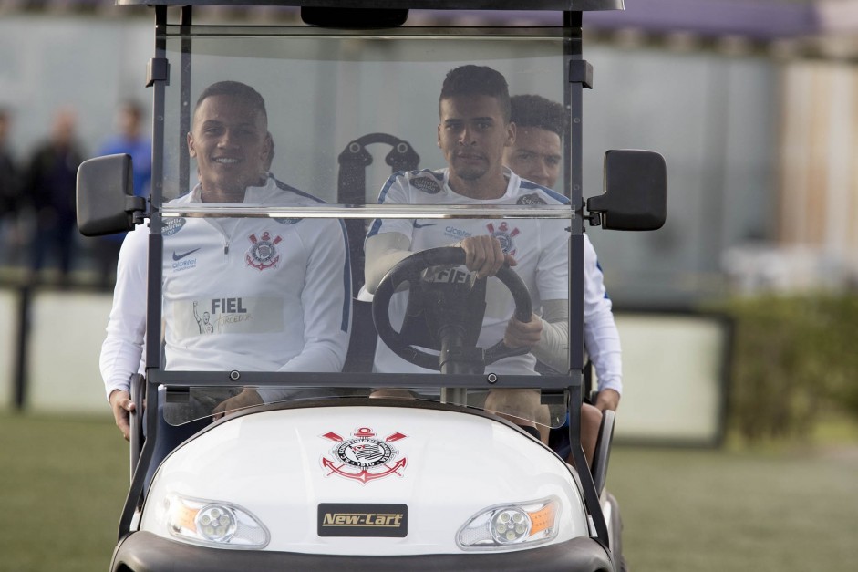 Jogadores chegando de carrinho para treino que antecede partida contra o Inter