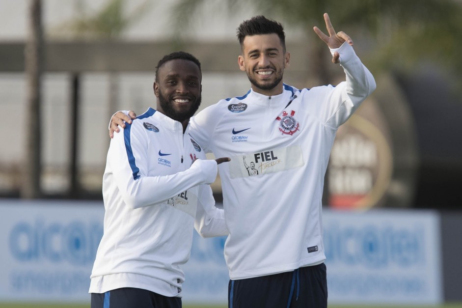 Mendoza e Camacho durante o treino no CT Joaquim Grava