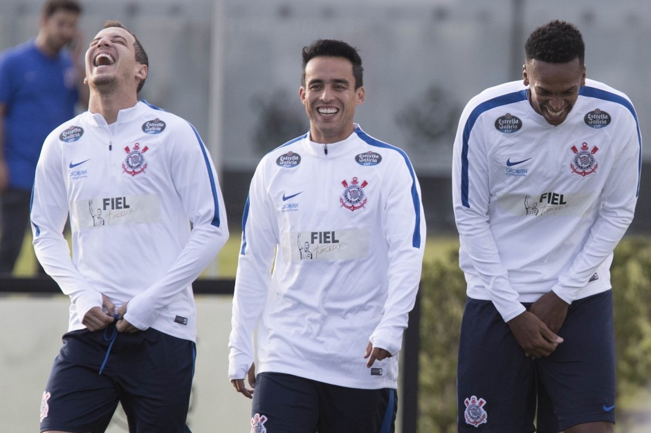 Rodriguinho e Jadson sorrindo durante atividade da tarde no CT Joaquim Grava