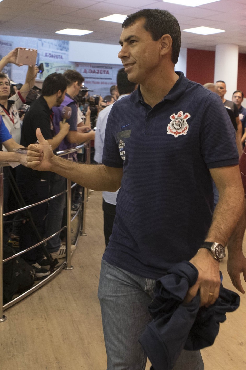 Técnico Fábio Carille cumprimenta torcedores antes de encarar o São Paulo, pelo Paulistão