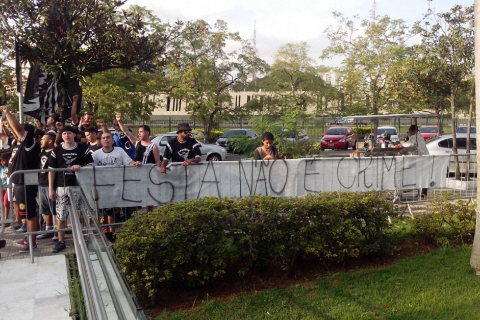 Gavies da Fiel protestou na ltima quinta em frente  Assembleia Legislativa de So Paulo