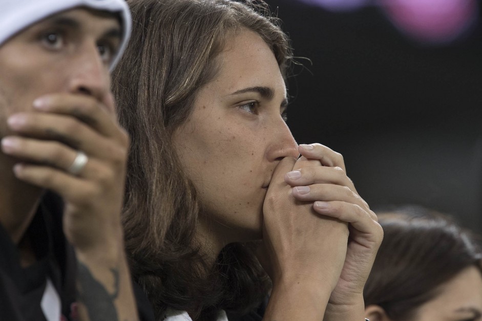 A torcida no acreditou na eliminao contra o Internacional, em plena Arena Corinthians