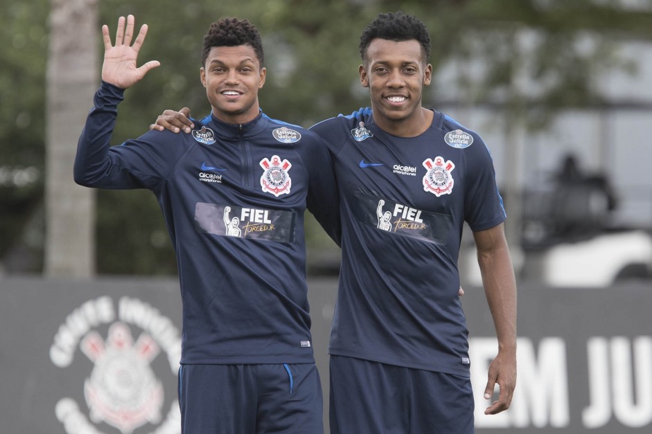 Bruno Paulo e Moiss fizeram pose para a cmera durante o treino