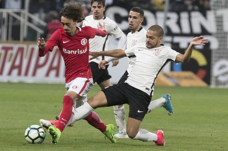 Clayton entrou no segundo tempo contra o Internacional, na Arena