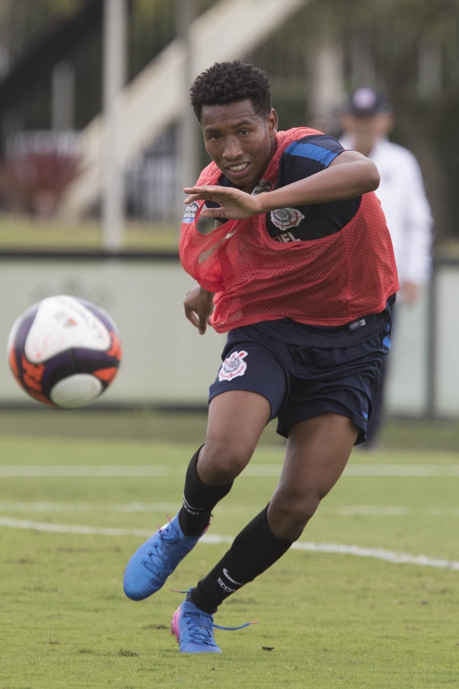 Wariam durante treino só com reservas no CT