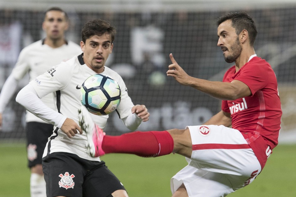 Fagner marcou o gol contra que deu o empate ao Internacional no ltimo duelo entre os dois times