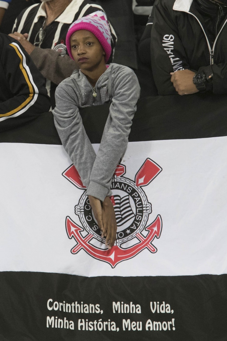 Garotinho entristecido com a eliminação na Arena, diante o Internacional