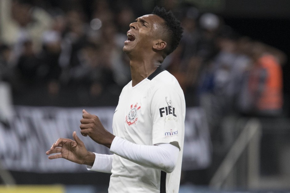 Jô lamentando oportunidade perdida diante o Internacional, na Arena
