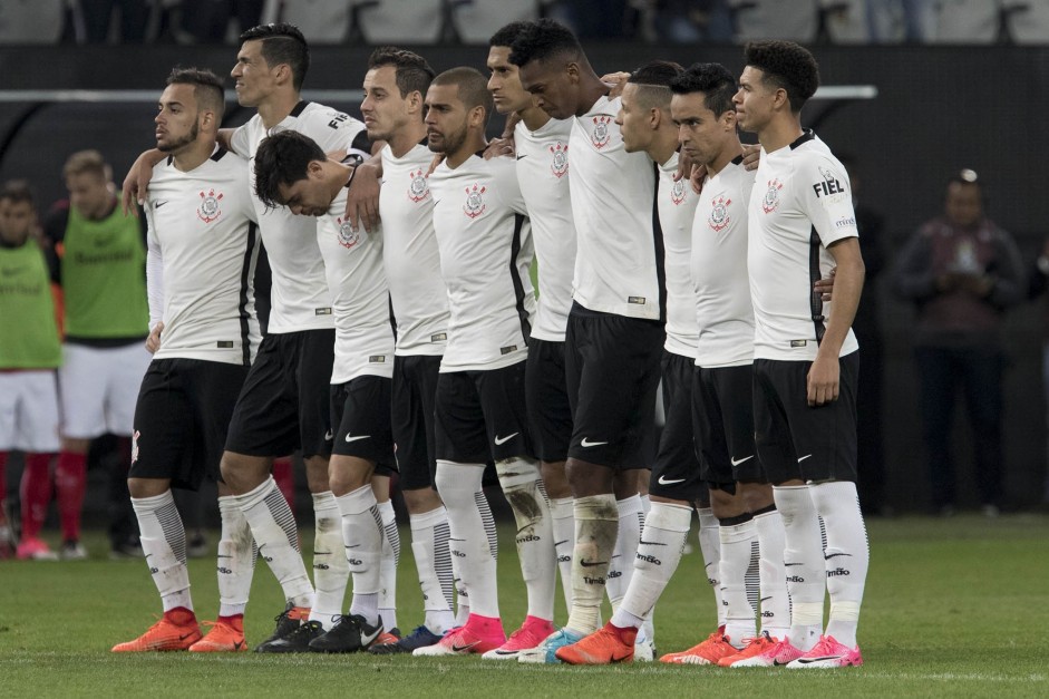 Jogadores reunidos no centro do gramado para as cobranças de pênaltis, contra o Internacional