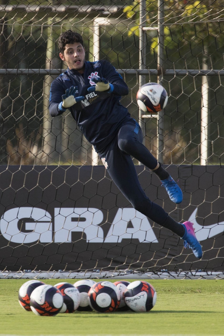 Matheus Vidotto durante reapresentação do time após ser eliminado pelo Internacional, na Arena