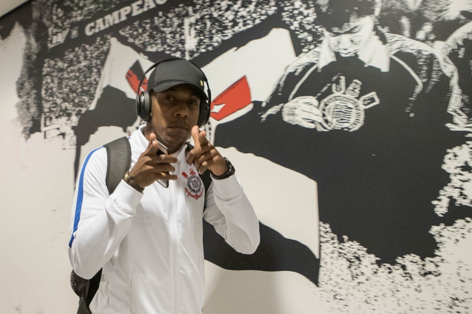 Moisés chegando à Arena para enfrentar o Internacional, pela Copa do Brasil