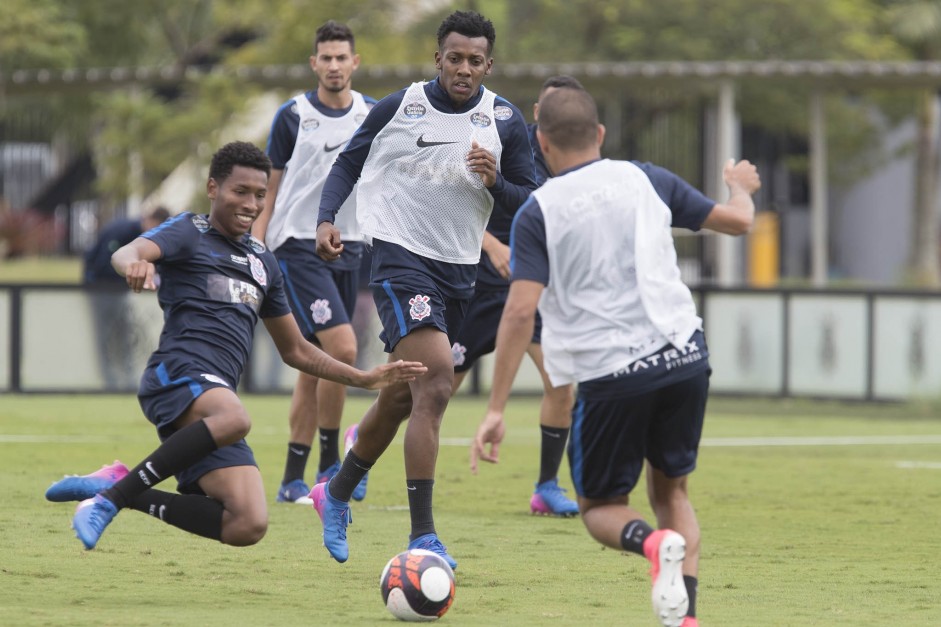 Os jogadores reservas treinaram em campo reduzido no CT