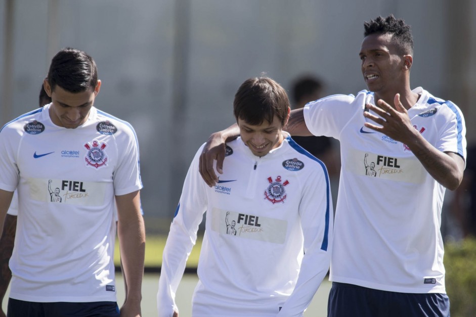 Balbuena, Romero e J durante treino do Corinthians em 2017