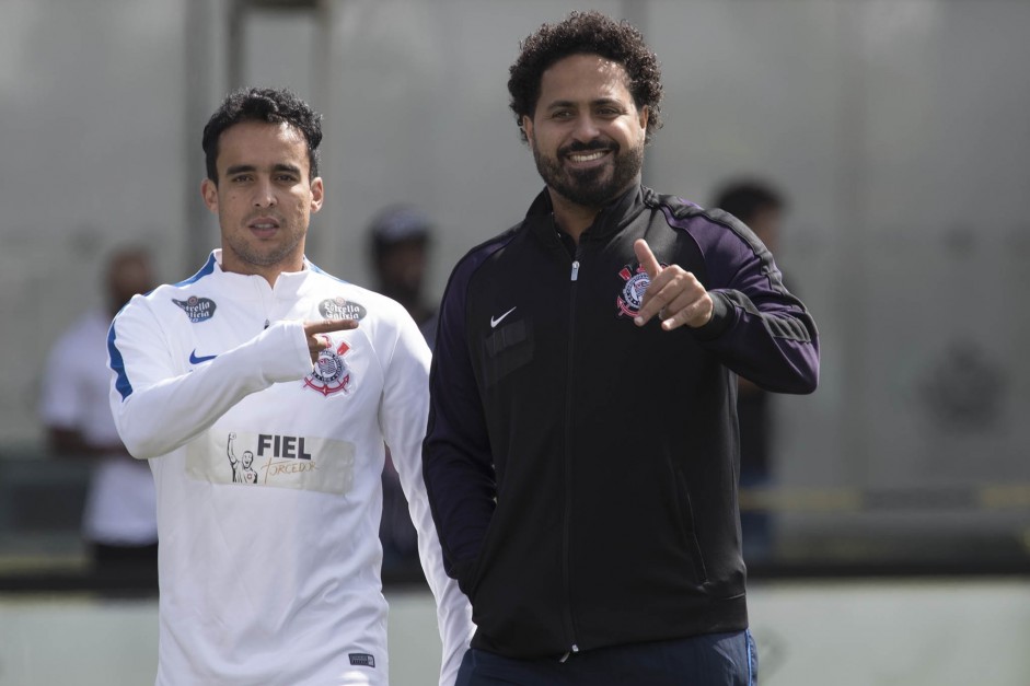 Jadson ao lado do fisioterapeuta Caio Mello, profissional do Corinthians