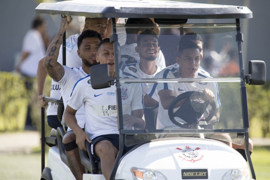 Motorista Arana conduziu jogadores em carrinho de golfe pelo CT no treino de sbado