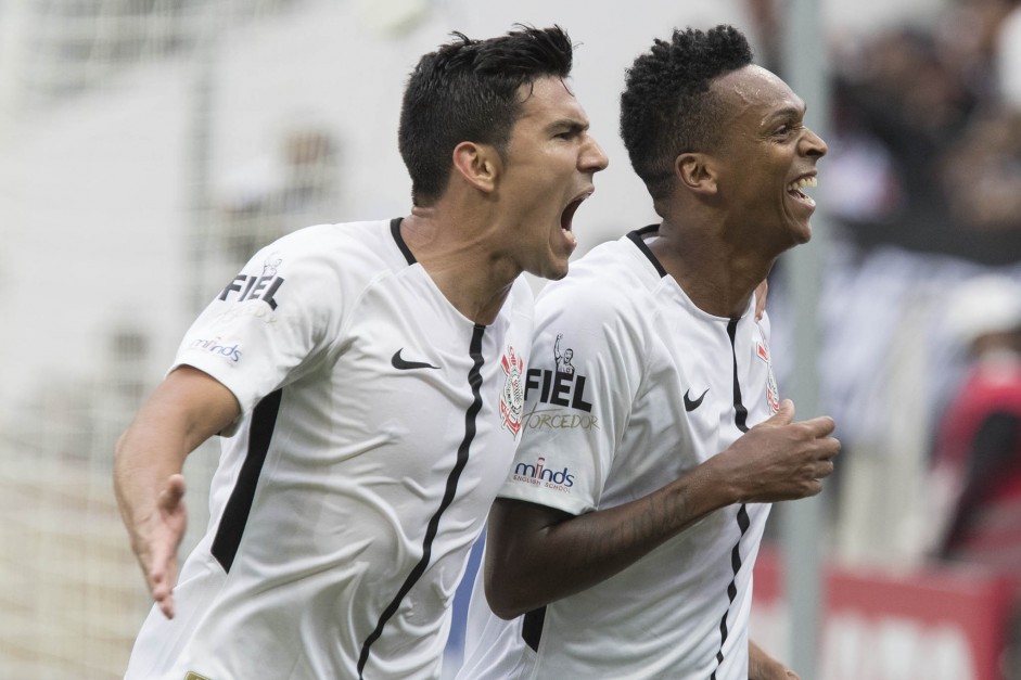 Balbuena e Jô vibram com o gol do atacante diante o São Paulo, na Arena