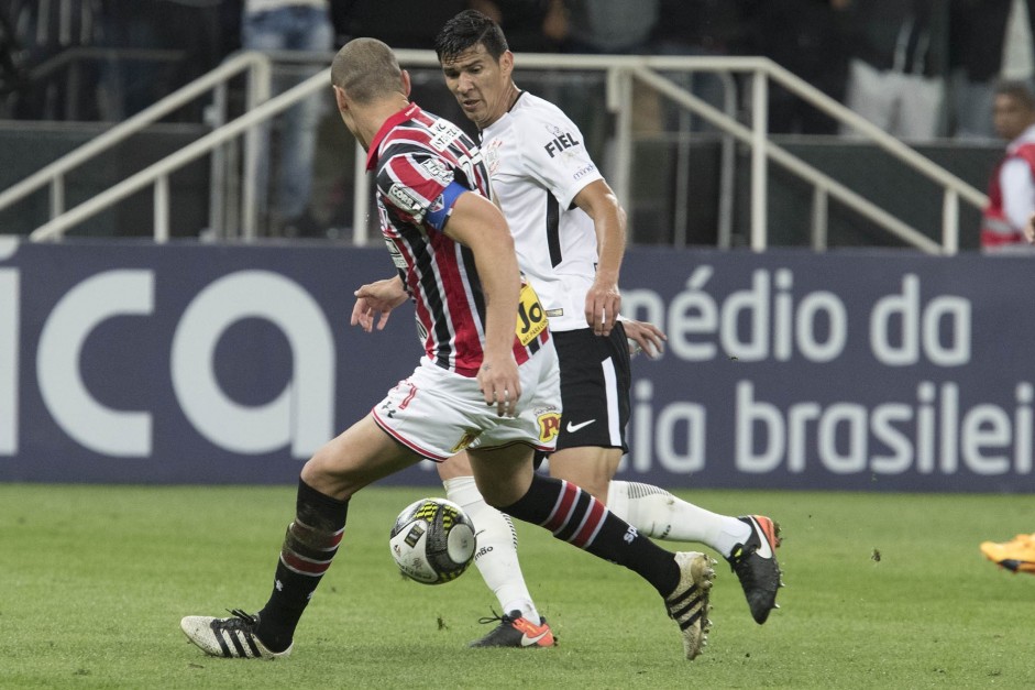 Balbuena marcando jogador do So Paulo, pelo Paulisto