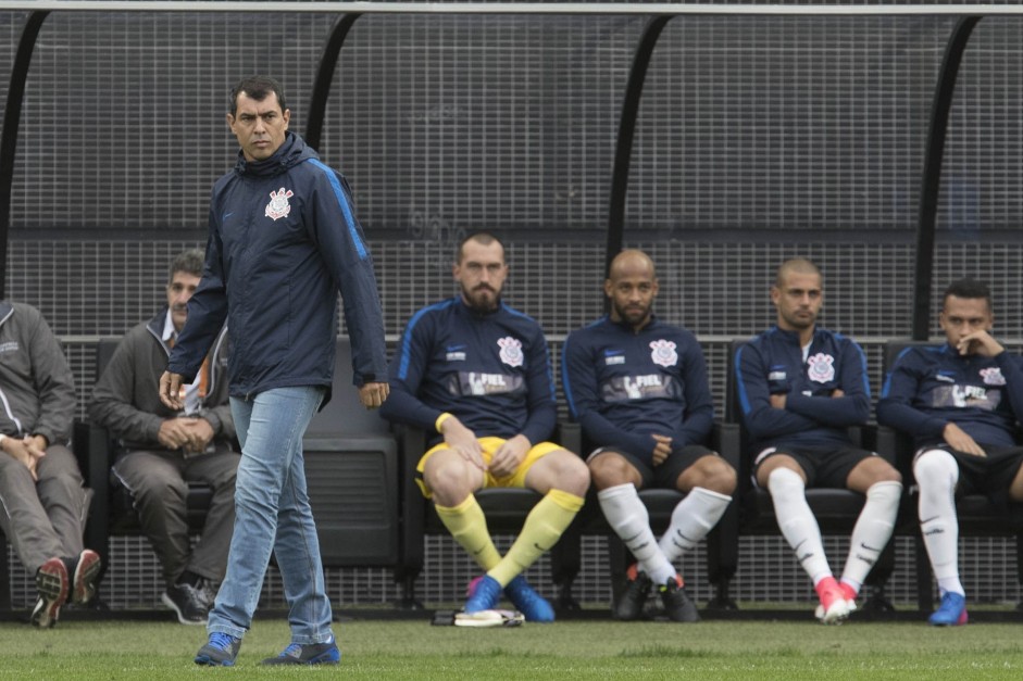 Carille e jogadores do branco observam a partida contra o São Paulo, pelo Paulistão