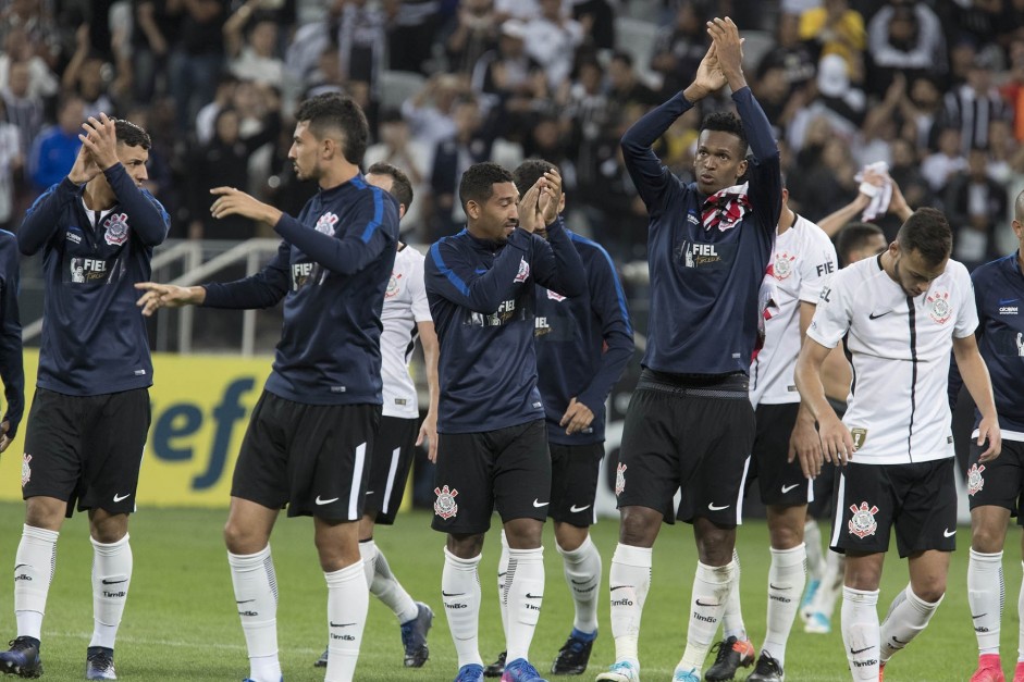 Jogadores comemoram vaga na final do Paulista aps eliminar o So Paulo na Arena