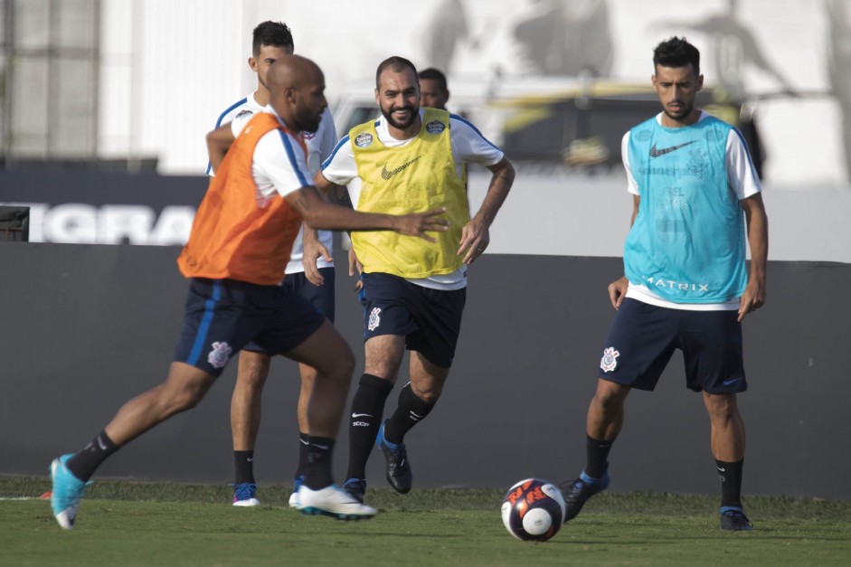 Jogadores durante reapresentao do time aps ser eliminado pelo Internacional, na Arena