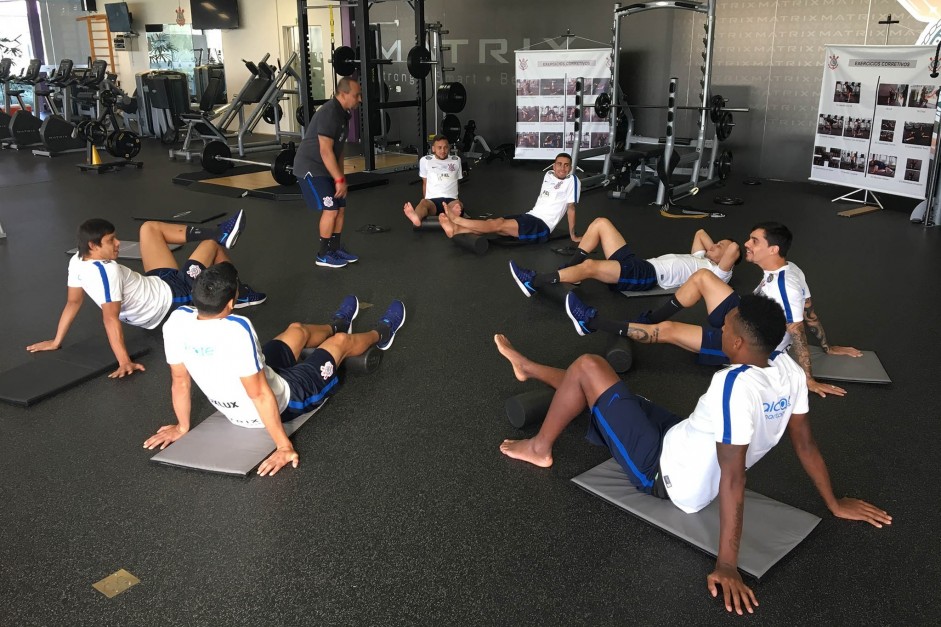 Jogadores na academia após ser eliminado pelo Internacional, na Arena
