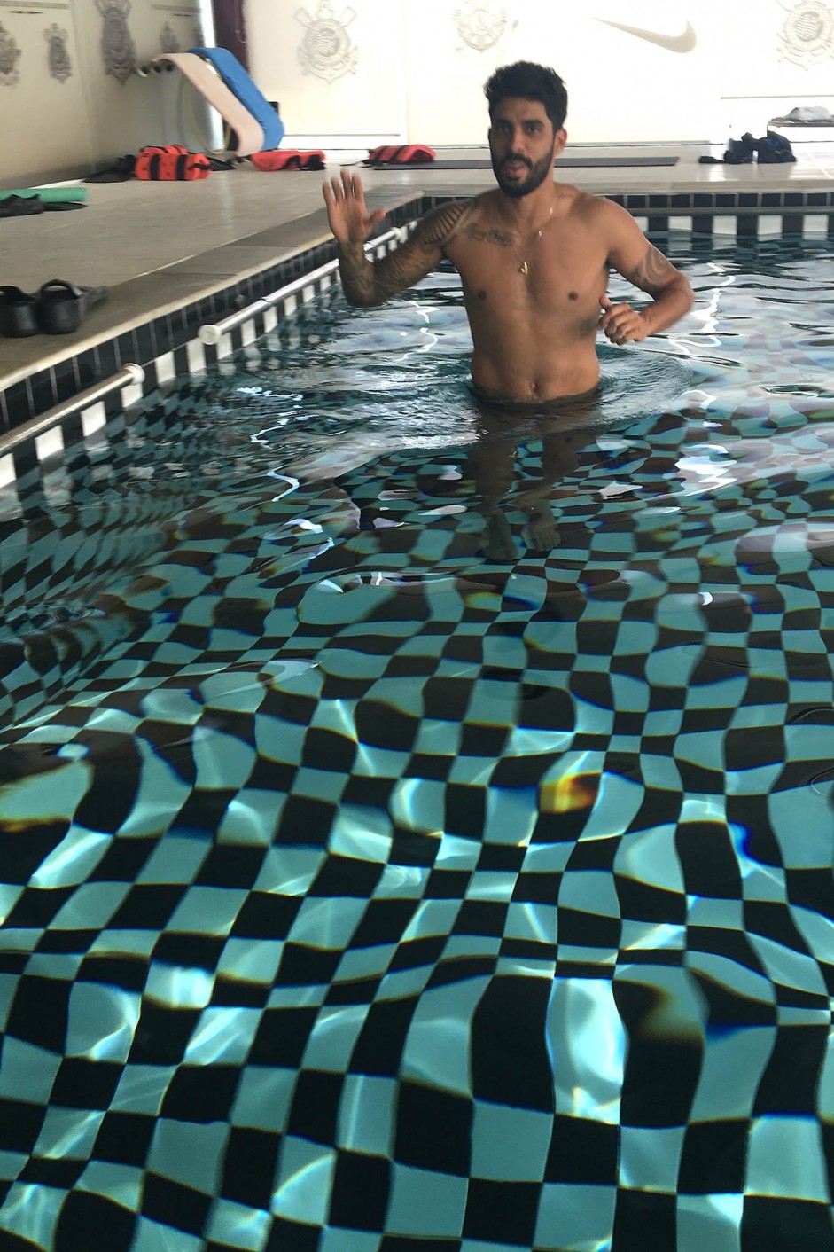 Zagueiro Vilson fazendo trabalho na piscina