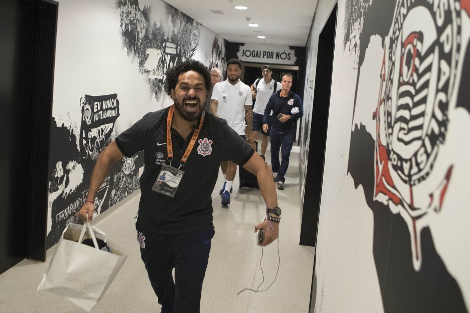 Alegre, fisioterapeuta Caio Mello chega à Arena antes da decisão contra o São Paulo