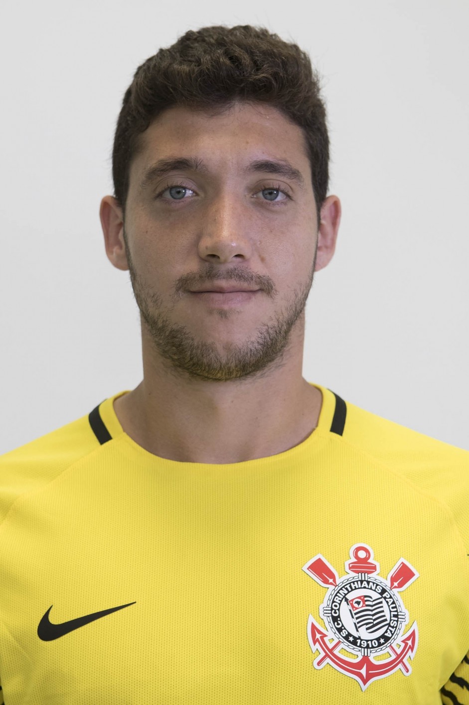 Caíque França em foto 3x4 com a camisa principal para temporada 2017