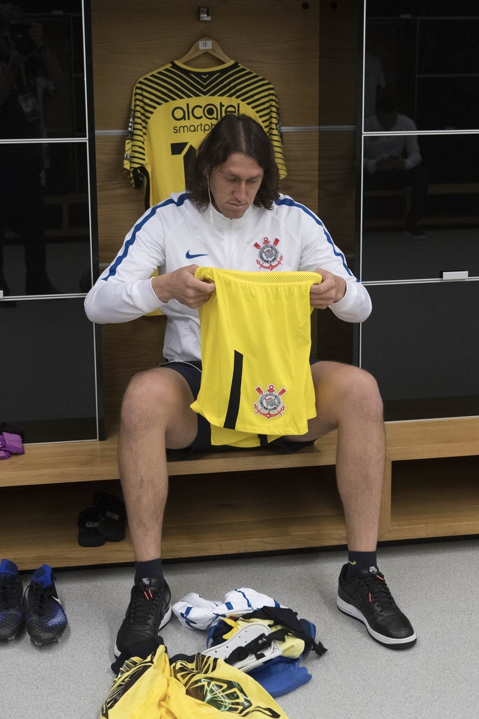 Cssio arrumando o manto sagrado antes da semifinal contra o So Paulo, na Arena