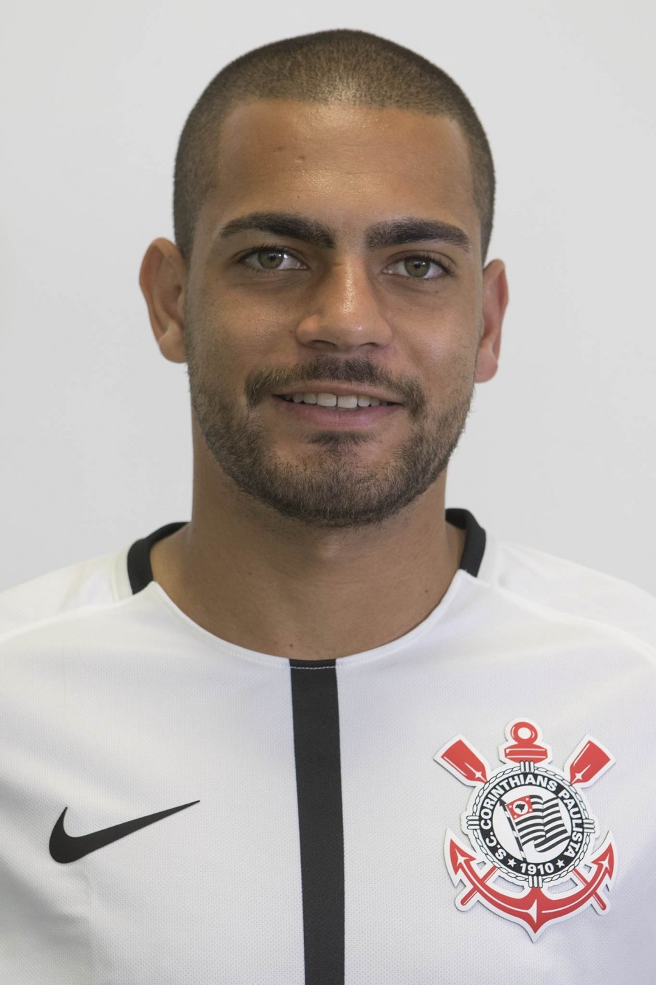 Clayton em foto 3x4 com a camisa principal para temporada 2017