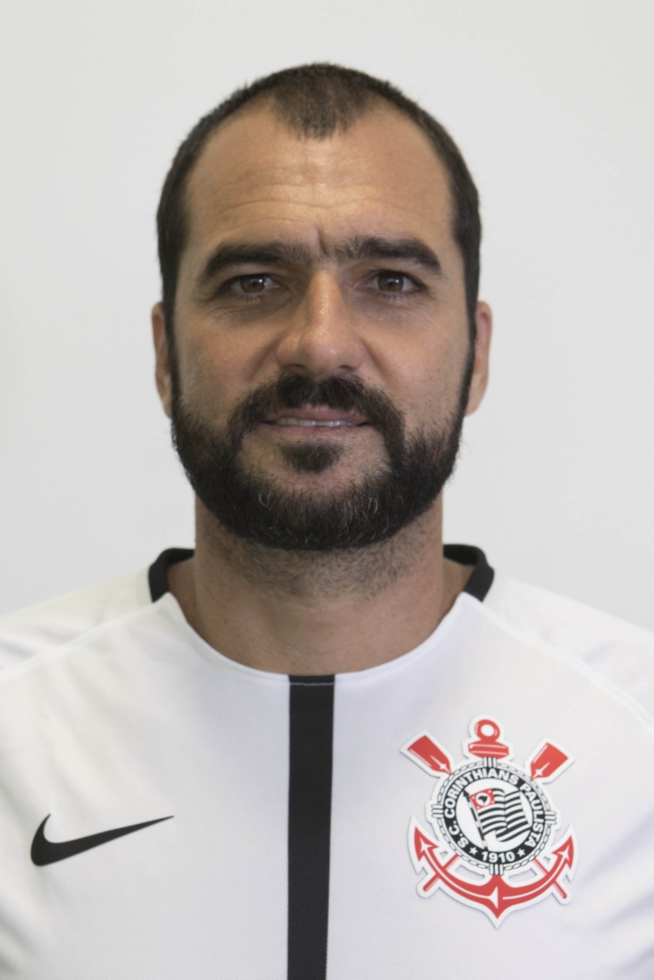 Danilo em foto 3x4 com a camisa principal para temporada 2017