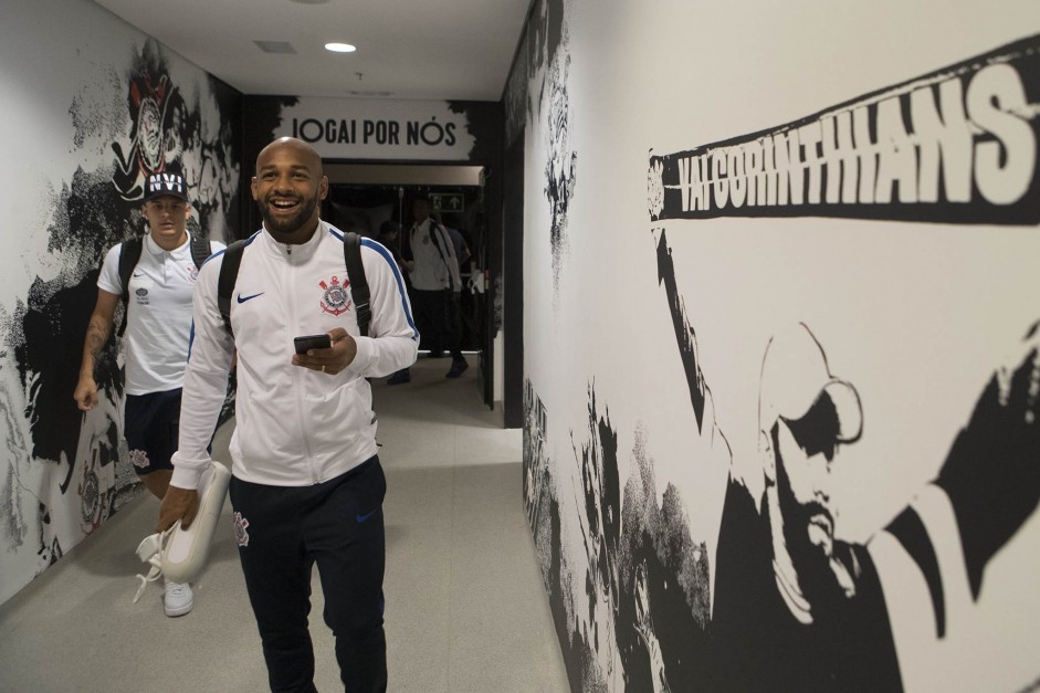 Fellipe Bastos chegando  Arena para enfrentar o So Paulo, pela semifinal do Paulisto