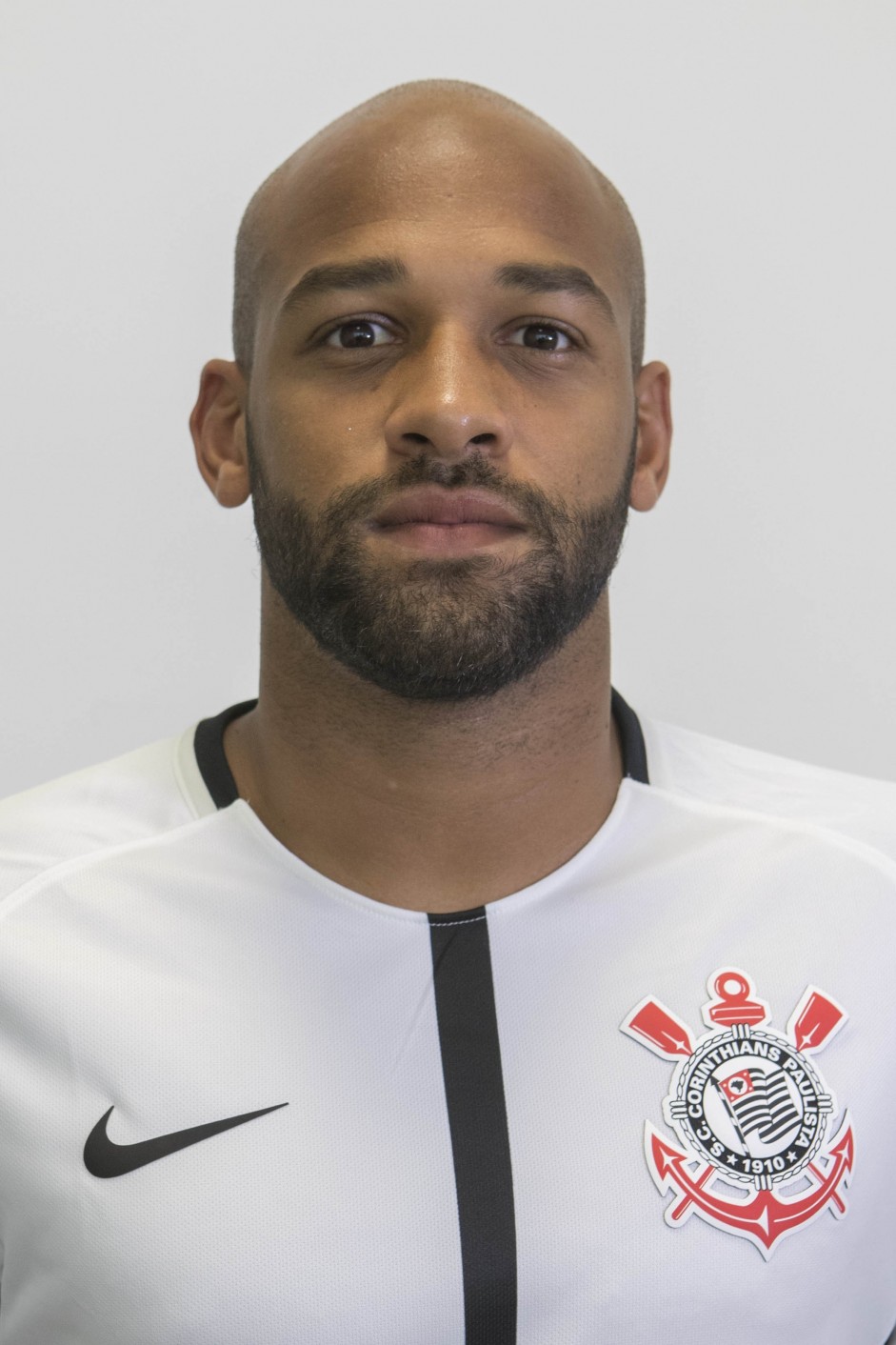 Fellipe Bastos em foto 3x4 com a camisa principal para temporada 2017