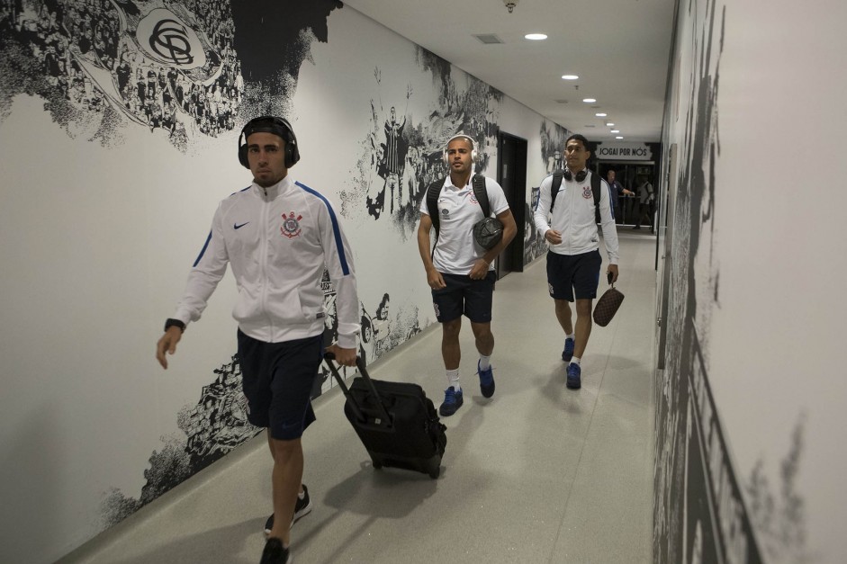 Gabriel adentra aos vestirios da Arena para encarar o So Paulo, pela semifinal do Paulista