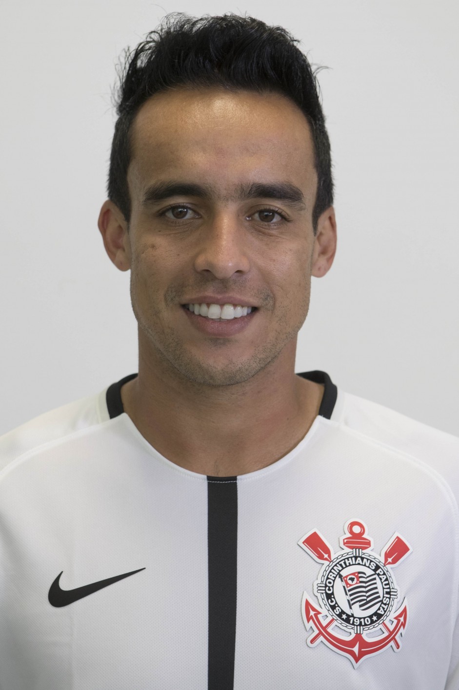 Jadson em foto 3x4 com a camisa principal para temporada 2017