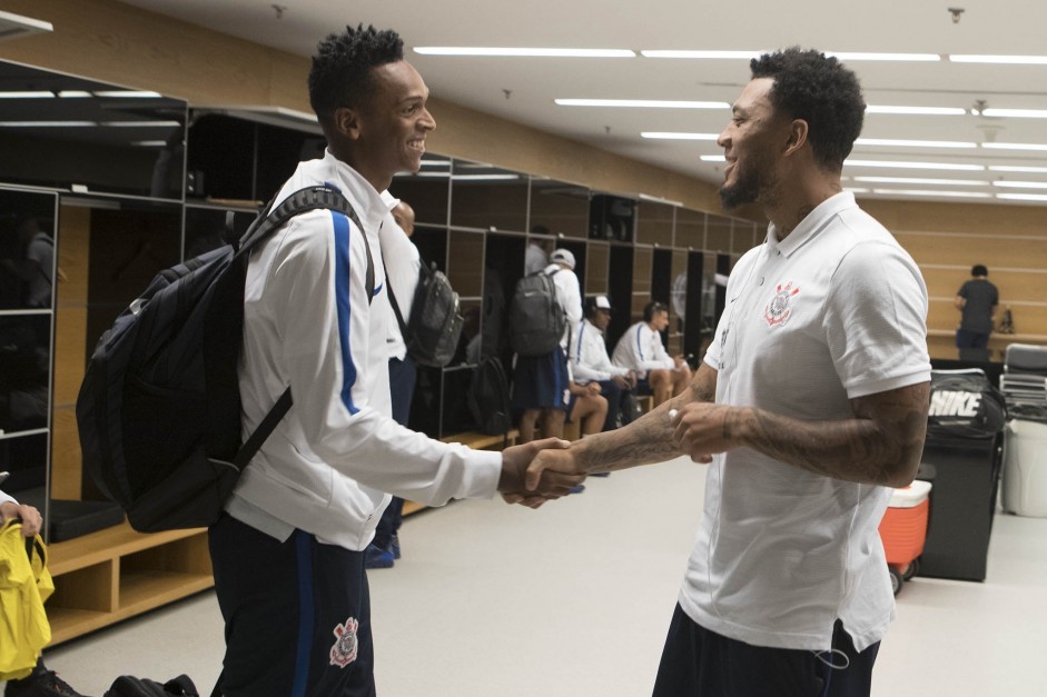 Jô e Kazim se cumprimentam antes da semifinal contra o São Paulo, na Arena