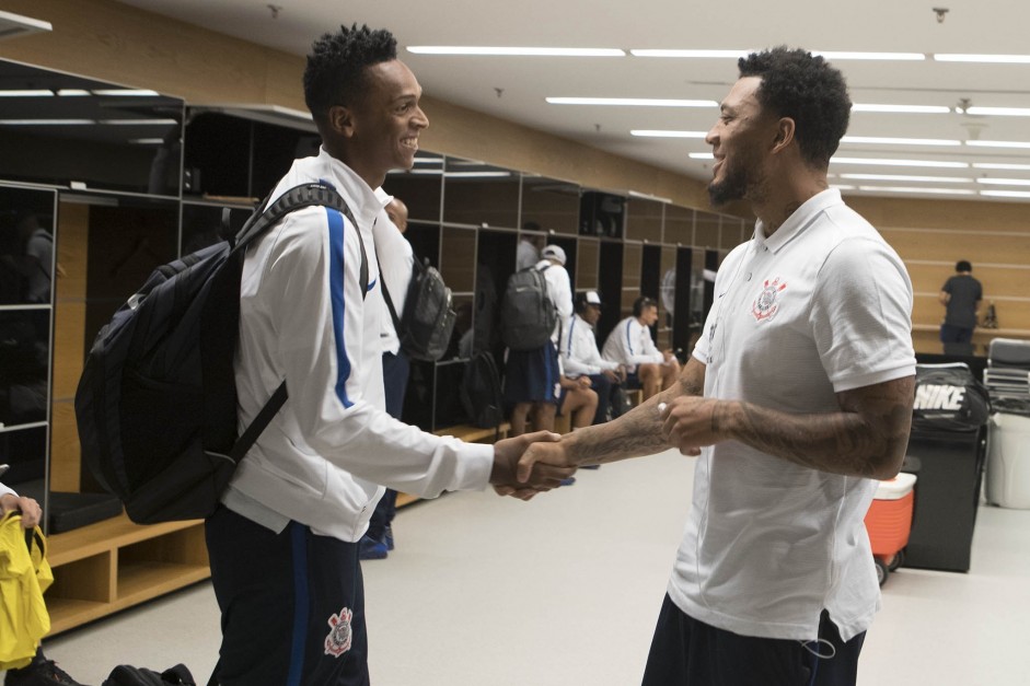 J e Kazim se cumprimentam antes da semifinal contra o So Paulo, na Arena