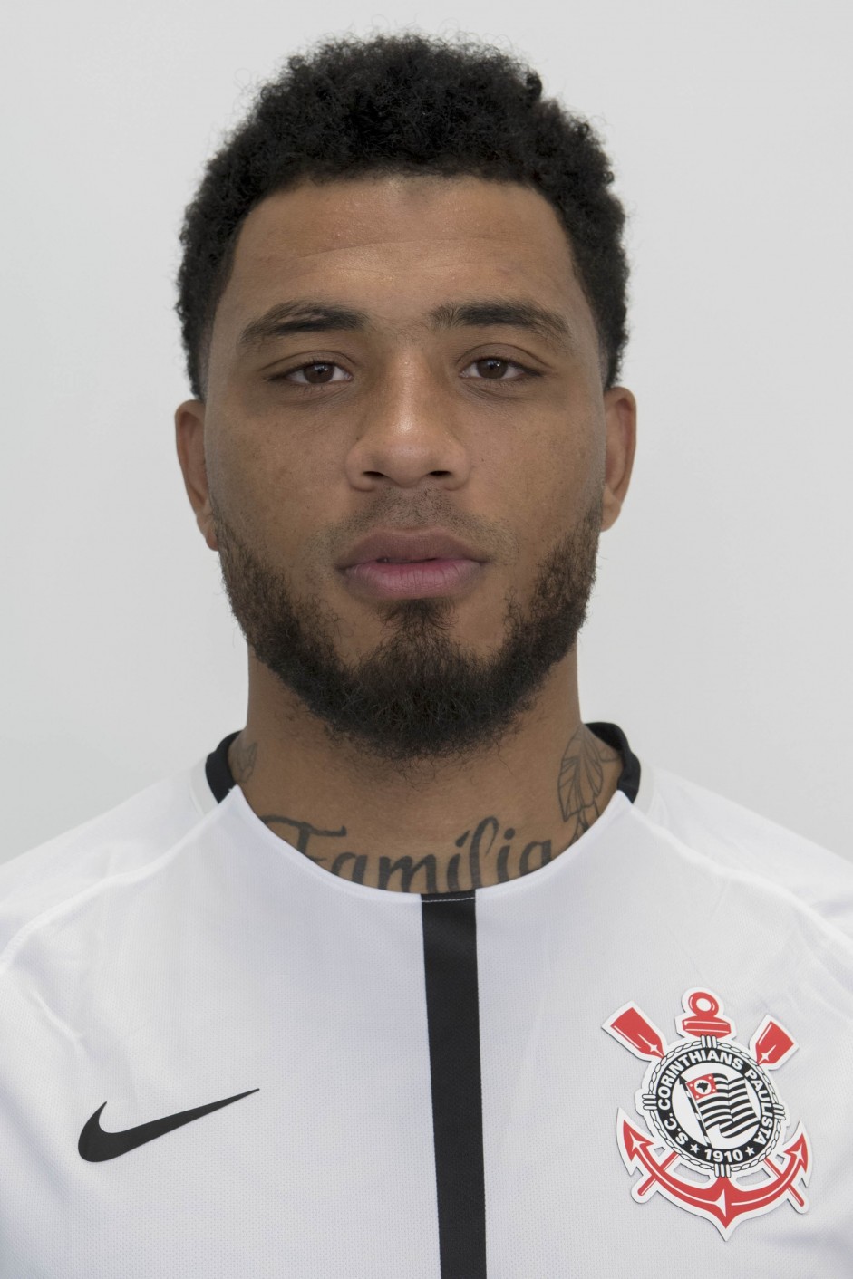 Kazim em foto 3x4 com a camisa principal para temporada 2017