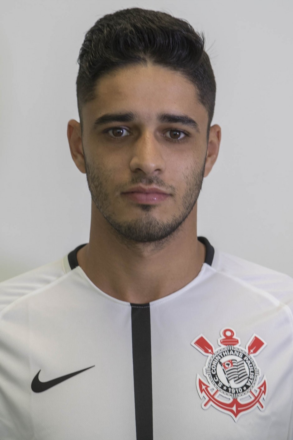 Léo Artur em foto 3x4 com a camisa principal para temporada 2017