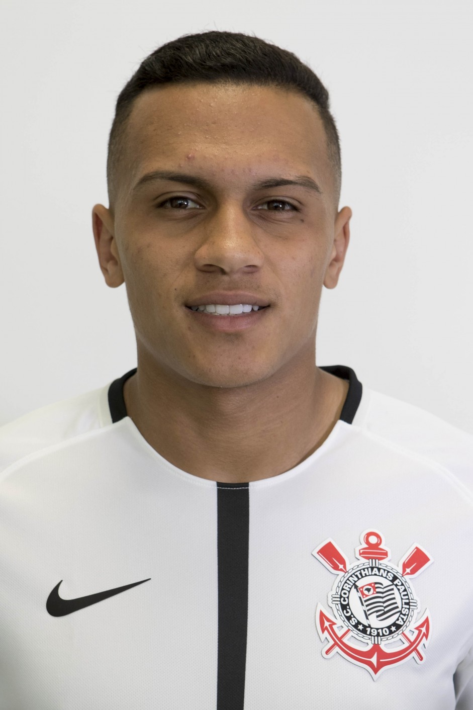 Léo Jabá em foto 3x4 com a camisa principal para temporada 2017