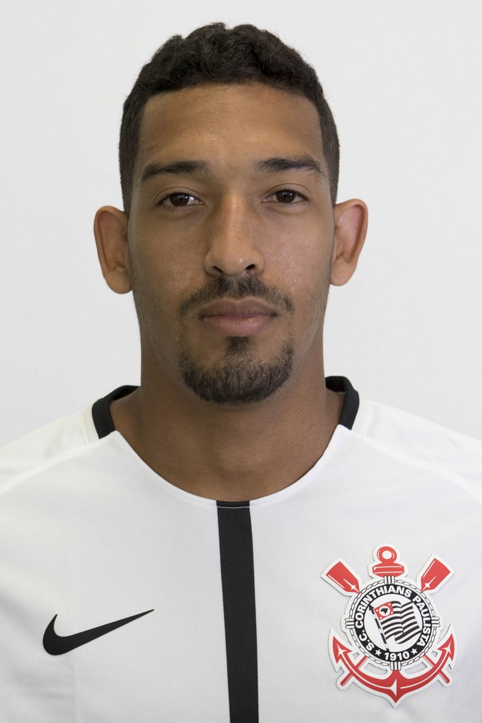 Léo Príncipe em foto 3x4 com a camisa principal para temporada 2017