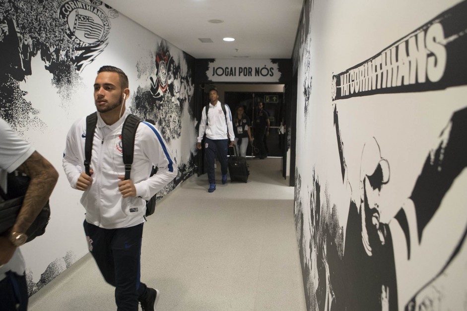 Maycon adentrando na Arena para enfrentar o São Paulo, pelo Paulista