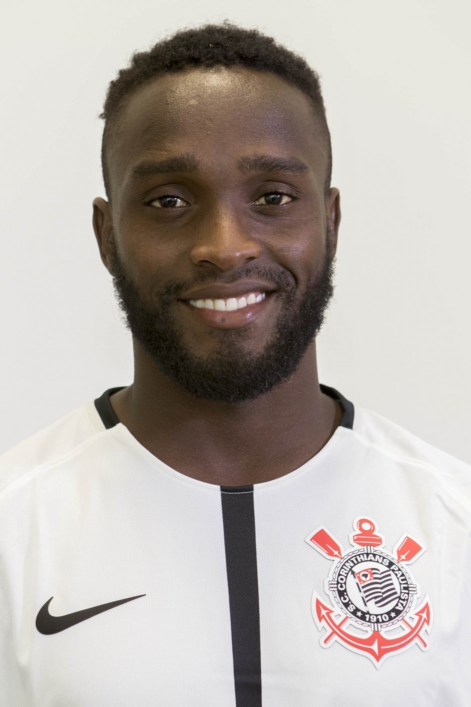 Mendoza em foto 3x4 com a camisa principal para temporada 2017