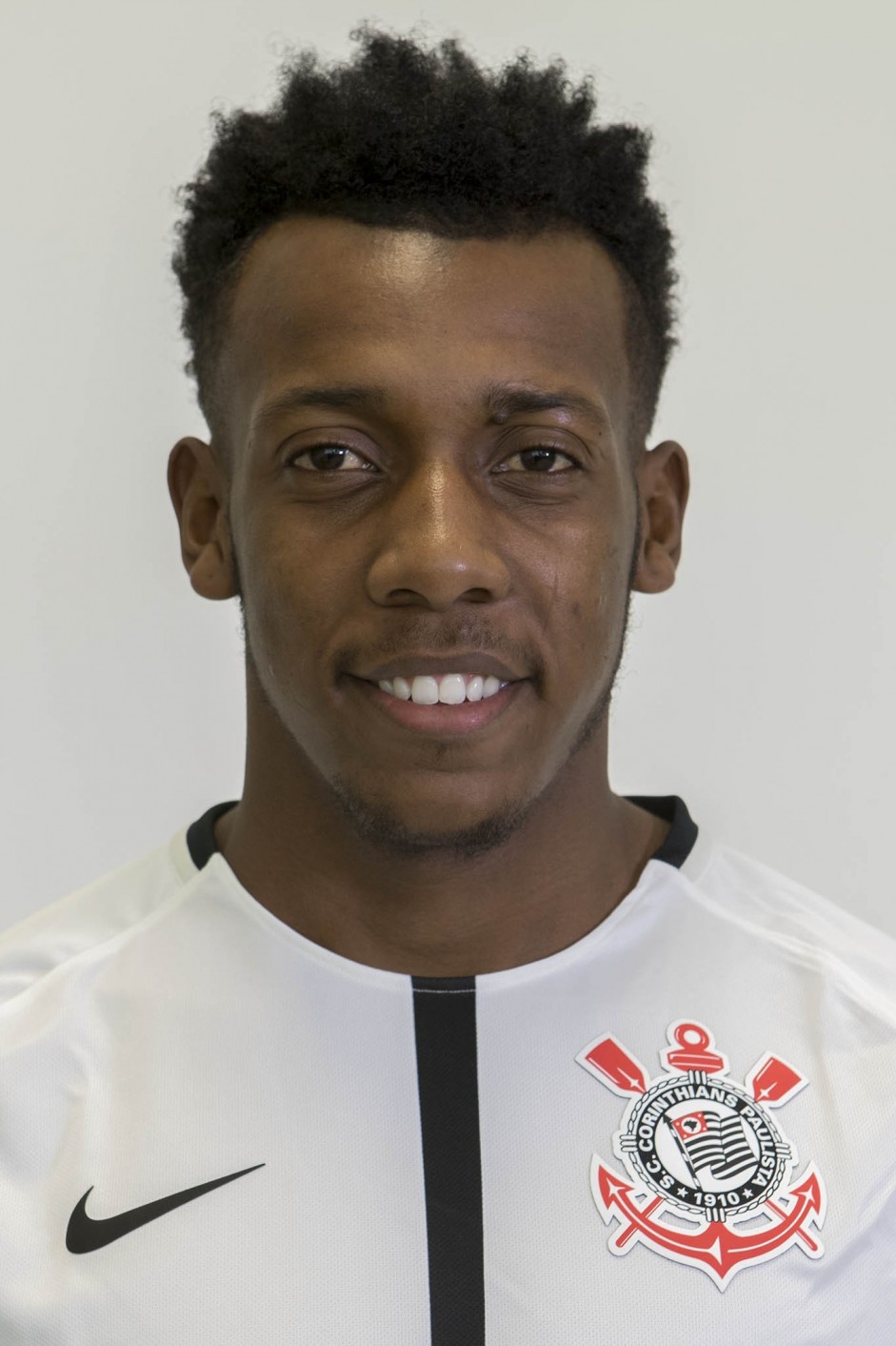 Moisés em foto 3x4 com a camisa principal para temporada 2017
