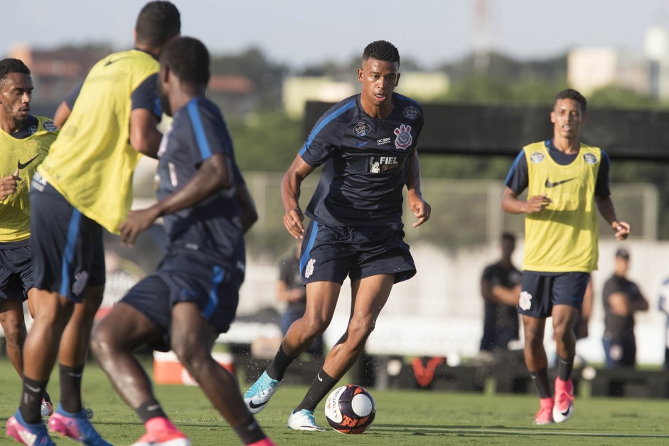 O jovem Carlinhos durante treino no CT