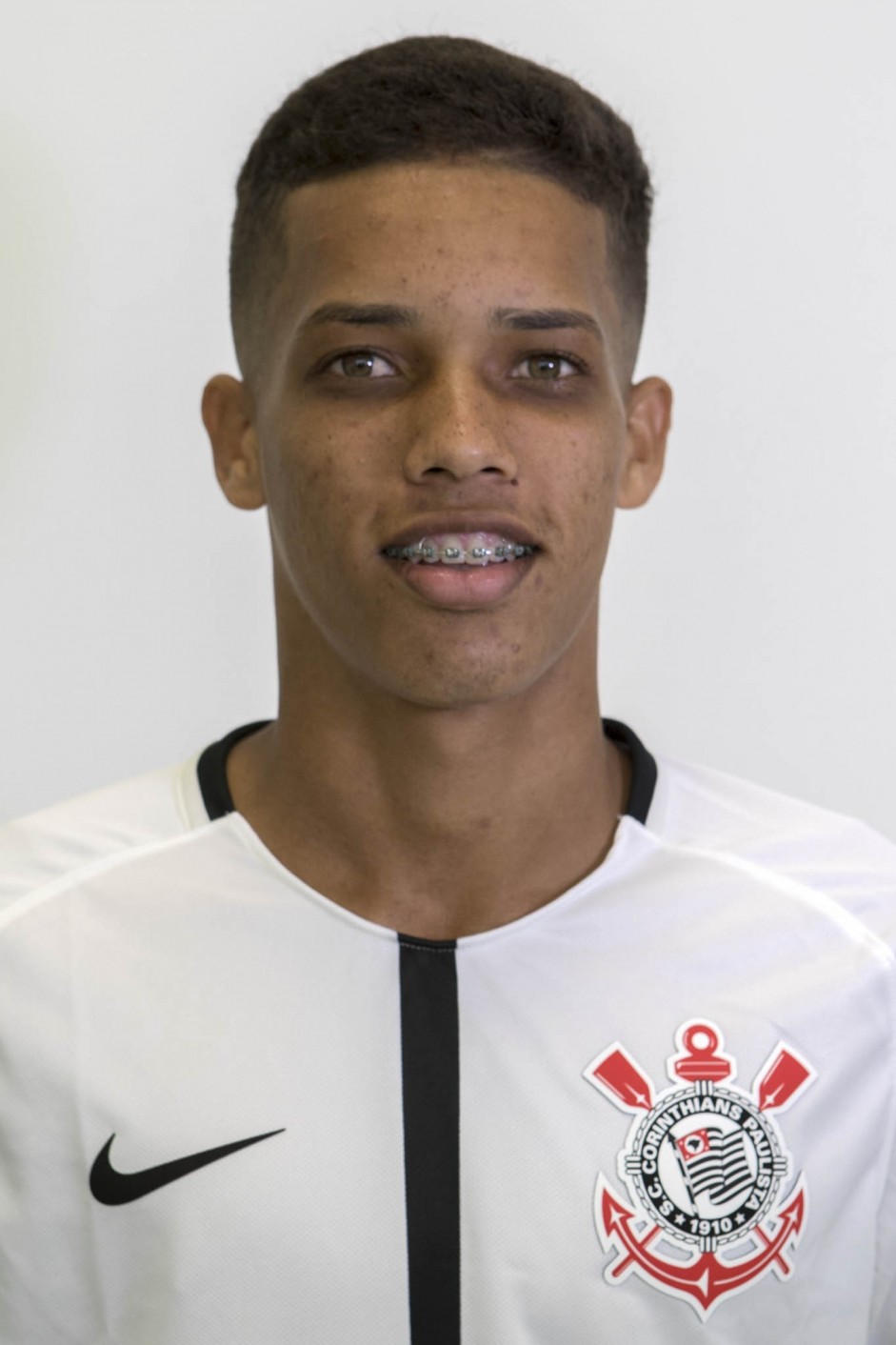 Pedrinho em foto 3x4 com a camisa principal para temporada 2017