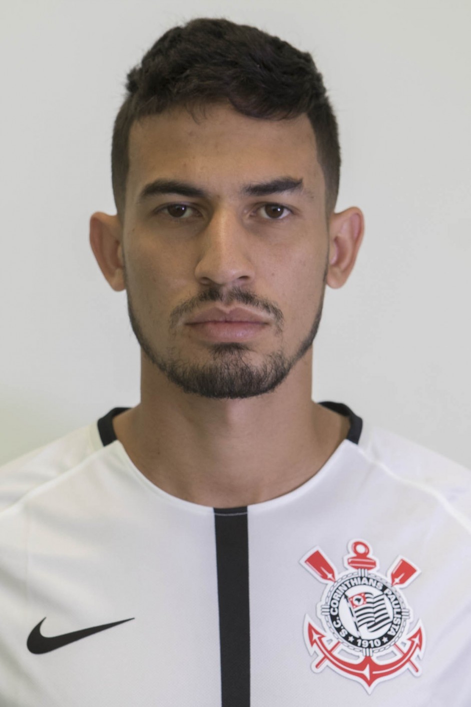 Pedro Henrique em foto 3x4 com a camisa principal para temporada 2017